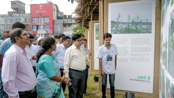 খুলনায় জলাবদ্ধতার বাস্তবতা নিয়ে আলোকচিত্র প্রদর্শনীর উদ্বোধন করেন।