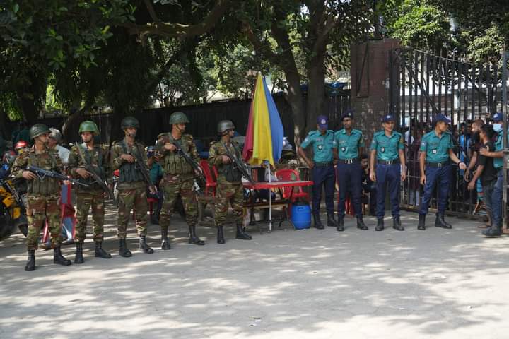 গুলিস্তানের পার্কে অভিযান; হকারদের  লুকানো ৫০০ ভ্যান গাড়ি জব্দ।