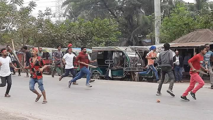 বাগেরহাট কেন্দ্রীয় বাসস্ট্যান্ডের নিয়ন্ত্রণ নিয়ে দুই পক্ষের মধ্যে উত্তেজনা বিরাজ করছে।