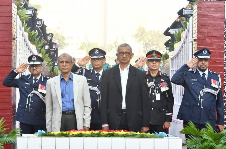 রাজারবাগ পুলিশ স্মৃতিসৌধে স্বরাষ্ট্র উপদেষ্টা, প্রধান উপদেষ্টার বিশেষ সহকারী, আইজিপি, ডিএমপি কমিশনারের শ্রদ্ধা।