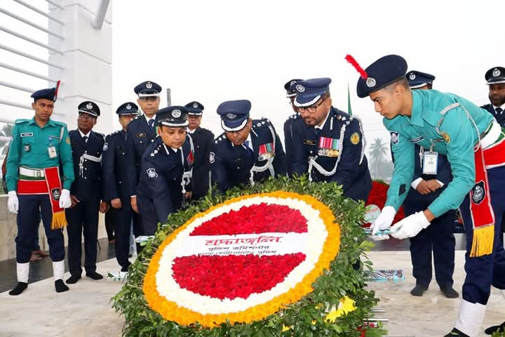 বধ্যভূমি স্মৃতিসৌধে পুলিশ কমিশনারের শ্রদ্ধা নিবেদনঃ