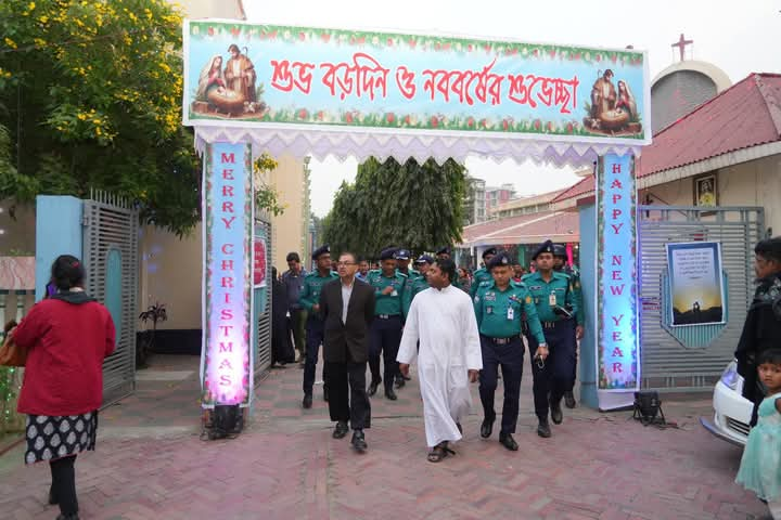 বড়দিন উপলক্ষে  হলি রোজারি চার্চ পরিদর্শন করলেন ডিএমপির কমিশনার।