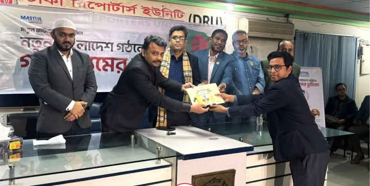 অন্তর্বর্তী সরকার সাংবাদিকদের স্বাধীনতায় বিন্দু পরিমাণও বাধা দেবে না: প্রেস সচিব শফিকুল আলম।